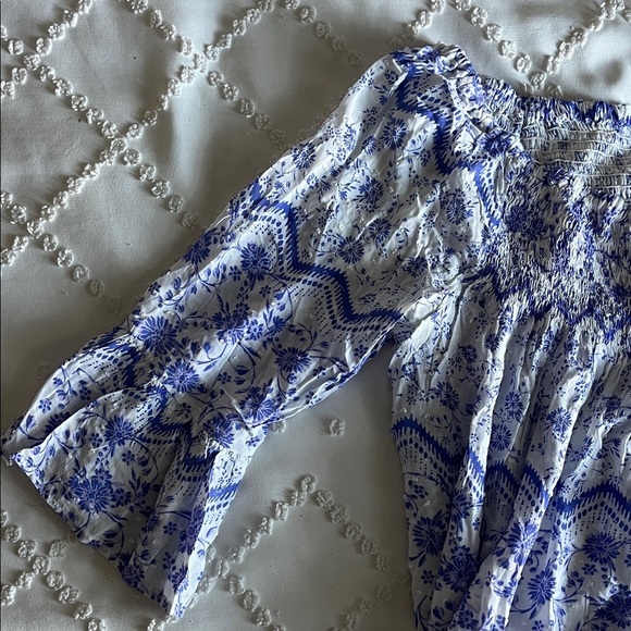 En Creme Floral Blue and White Women's Top - Picture 5 of 11